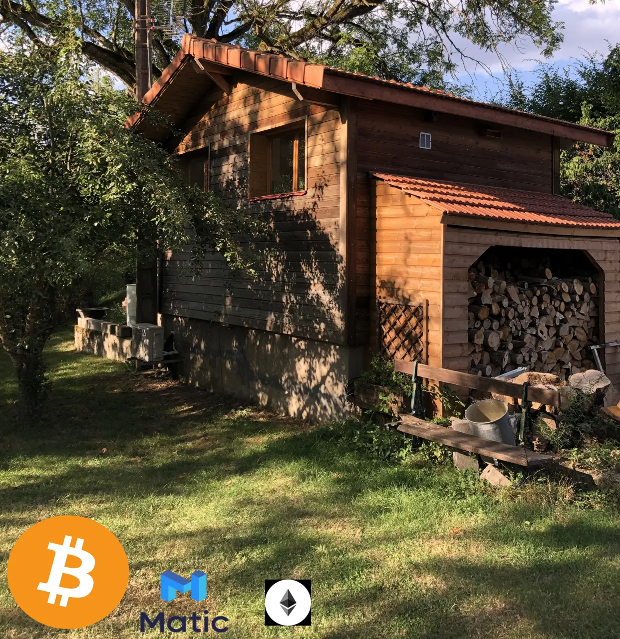 Extérieur de la Tiny House et réserve de bois